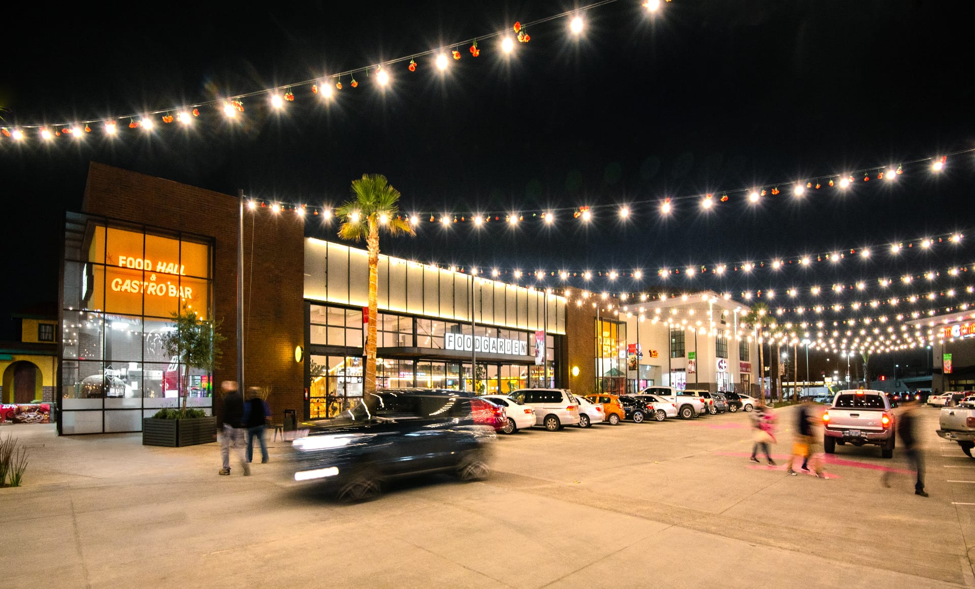 Interior de centro comercial LOMA